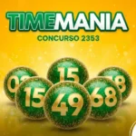 Imagem da Timemania concurso 2353 com fundo amarelo vibrante e letras verdes, mostrando bolas de sorteio verdes com glitter e números dourados.