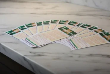Mega-Sena 2988 promete R$ 13 milhões e movimenta apostas com novas estratégias para o sorteio 12 Vários volantes de aposta da Mega-Sena espalhados em leque sobre uma bancada de mármore branco luxuosa com iluminação natural.