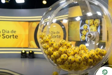 Resultado do Dia de Sorte 1186: Confira os números e o Mês sorteados nesta terça (10/03) 36 Close-up conceitual de bolinhas amarelas numeradas dentro de uma esfera transparente.