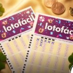 Dois volantes da Lotofácil em tons de roxo com moedas e trevos decorativos ao redor.