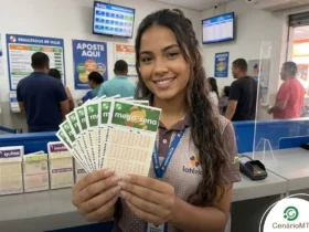 Mulher jovem e sorridente segurando vários volantes da Mega-Sena em uma casa lotérica.
