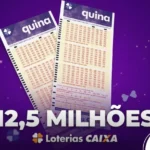 Dois volantes da loteria Quina, da Caixa Econômica Federal, sobre um fundo roxo com o texto em destaque "12,5 MILHÕES".