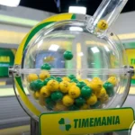 Imagem conceitual de uma bolinha amarela sendo extraída de um globo transparente.