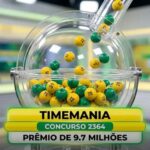 Globo de sorteio da Timemania com bolas amarelas e verdes em movimento, e um banner inferior exibindo "TIMEMANIA", "CONCURSO 2364" e "PRÊMIO DE 9.7 MILHÕES".