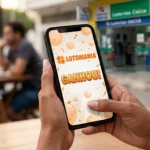 Mulher segurando celular com a logo da Lotomania