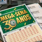 Bilhete especial da Mega-Sena de 30 anos sobre mesa com moedas de ouro