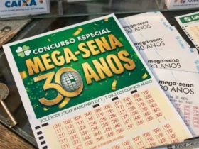 Bilhete especial da Mega-Sena de 30 anos sobre mesa com moedas de ouro