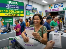 Mulher assinando bilhetes da Quina em uma lotérica