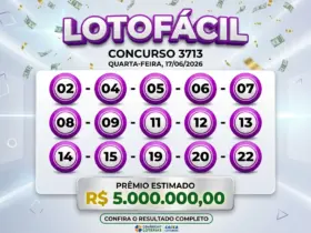 Painel de resultados da Lotofácil concurso 3713, exibindo as 15 dezenas sorteadas em bolinhas roxas e o prêmio estimado de R$ 5.000.000,00 sobre um fundo digital com dinheiro confetti.