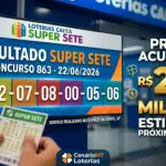 Painel digital detalhando o resultado da Super Sete concurso 863 com os números por coluna 05, 02, 07, 08, 00, 05, 06 e prêmio acumulado de R$ 2,10 milhões, com fundo de uma lotérica da Caixa.