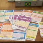 Volantes de apostas das loterias da Caixa organizados sobre uma mesa