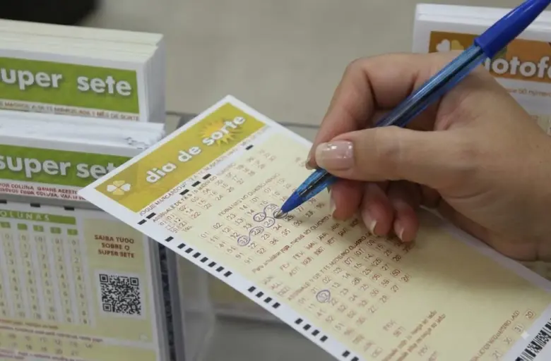 Dia de Sorte de hoje: concurso 1271 sorteia prêmio estimado em R$ 100 mil 1 Pessoa marcando os números de um bilhete da Dia de Sorte em uma mesa de vidro