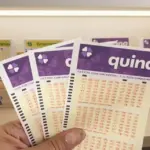 Pessoa segurando bilhetes da Quina