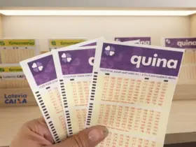 Pessoa segurando bilhetes da Quina