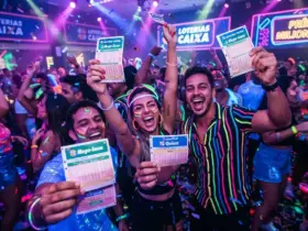Pessoas em festa comemorando vitória nas loterias caixa