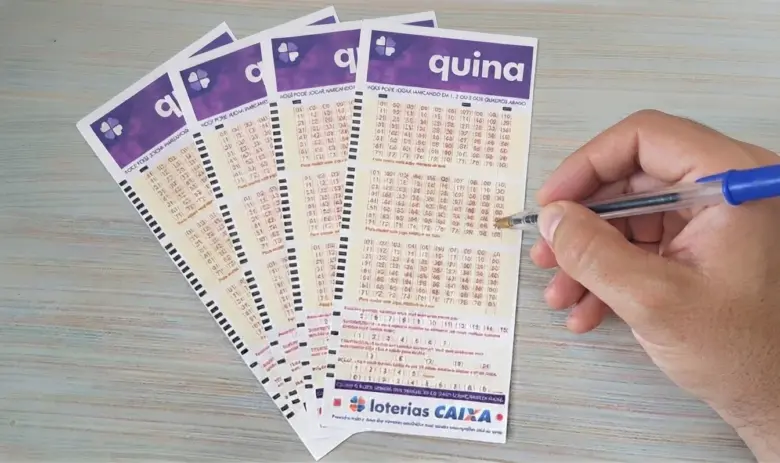 Quina 7136: aposta de Querencia leva R$ 10.208,67 1 Pessoa marcando números em bilhete da Quina