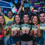 Fotografia de um grupo de jovens sorridentes celebrando em uma festa com iluminação neon, com luzes vibrantes em tons de azul, verde e rosa ao fundo. As pessoas estão no centro da imagem segurando bilhetes de loteria da Caixa com detalhes em verde-lima e inscrições do "Super Sete" visíveis. O ambiente é festivo, com decorações fluorescentes, balões e placas luminosas espalhadas pelo espaço.
