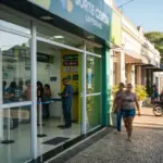 Fachada de casa lotérica em município de Mato Grosso durante cobertura sobre apostas premiadas.