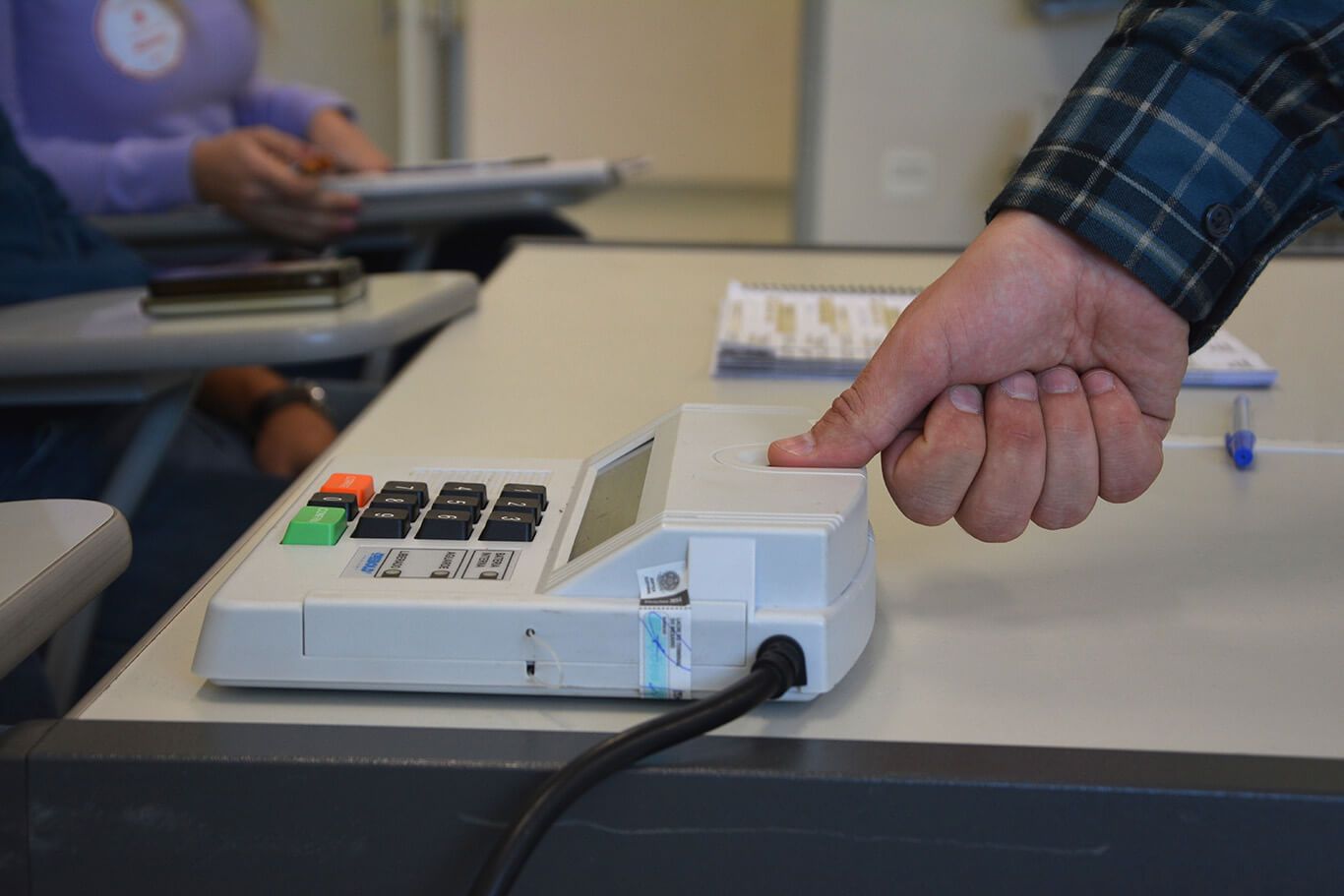 Cartório da 21ª Zona Eleitoral reforça a importância da coleta biométrica como medida de segurança para o voto e orienta que eleitores compareçam o quanto antes para regularizar a situação