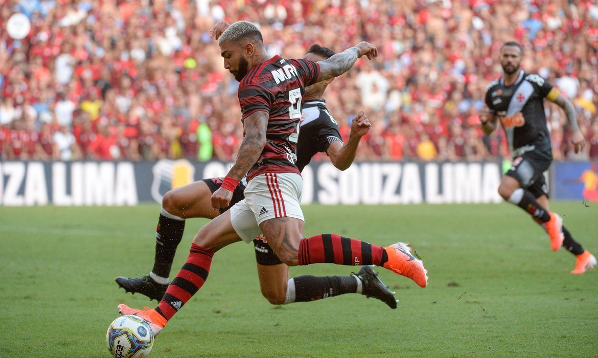 Vasco e Flamengo se enfrentam em momentos distintos no ...