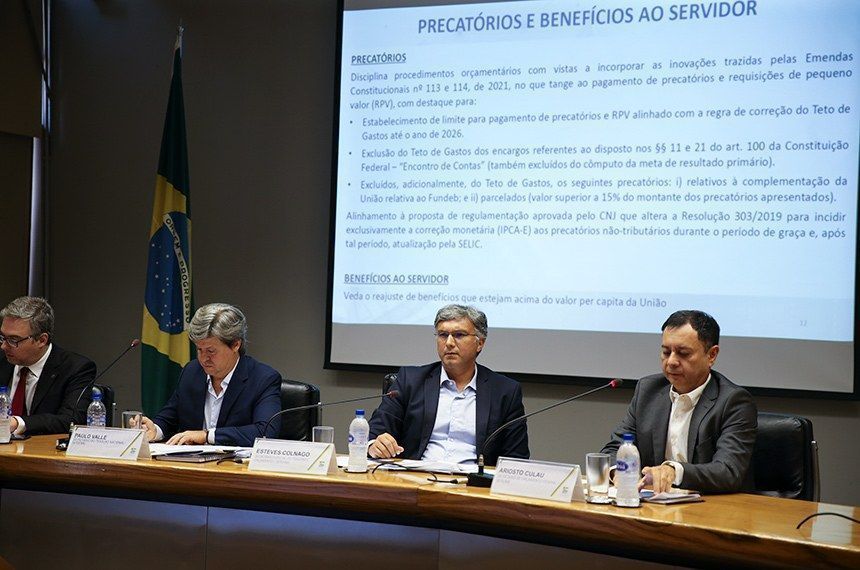 governo reserva r 11 7 bilhoes para reajuste de servidores em 2023