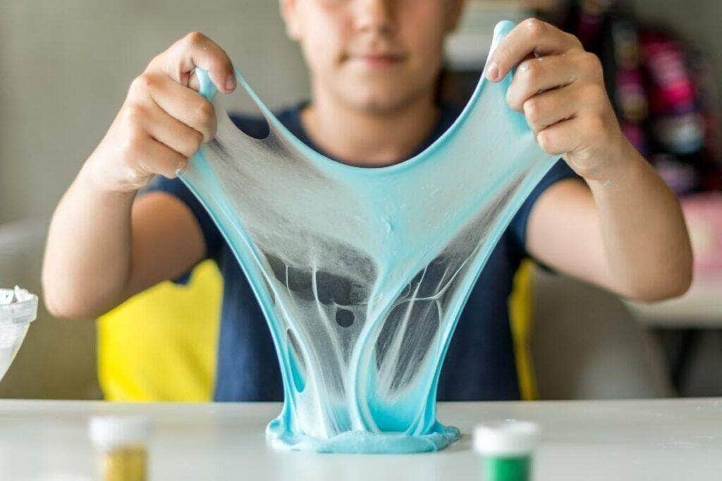 Como fazer slime em casa caseiro? Veja como é fácil e rápido com esses ingredientes - Fonte/Canva