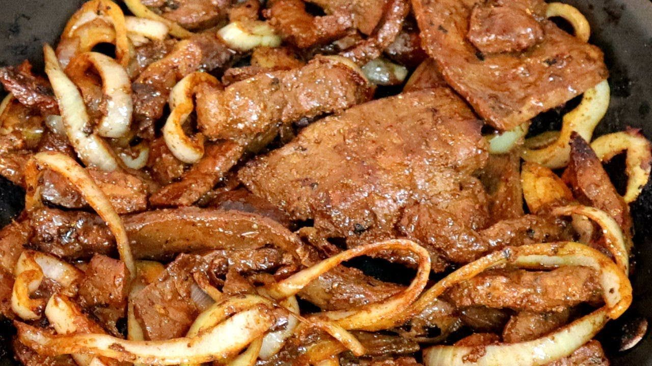 Fígado frito com cebola e especiarias num prato