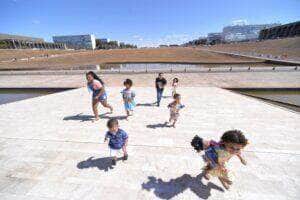 Após racismo contra filha de colaboradora, Senado promove sessão de fotos com crianças
