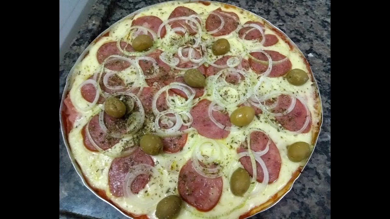 como fazer pizza de calabresa