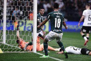 Palmeiras vence o Corinthians e aumenta vantagem na liderança do Brasileirão