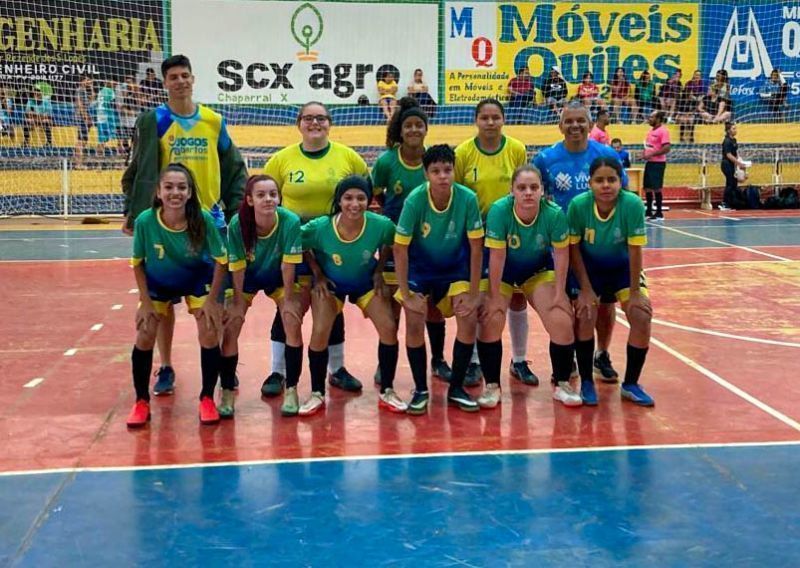 selecao feminina de futsal do programa viva lucas e campea da copa regional de base