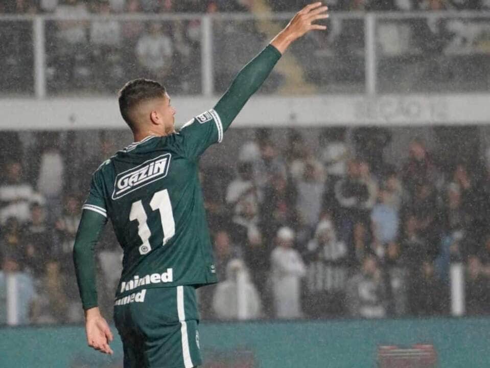 Com dois de Pedro Raul, Goiás vence e ultrapassa Santos no Brasileiro