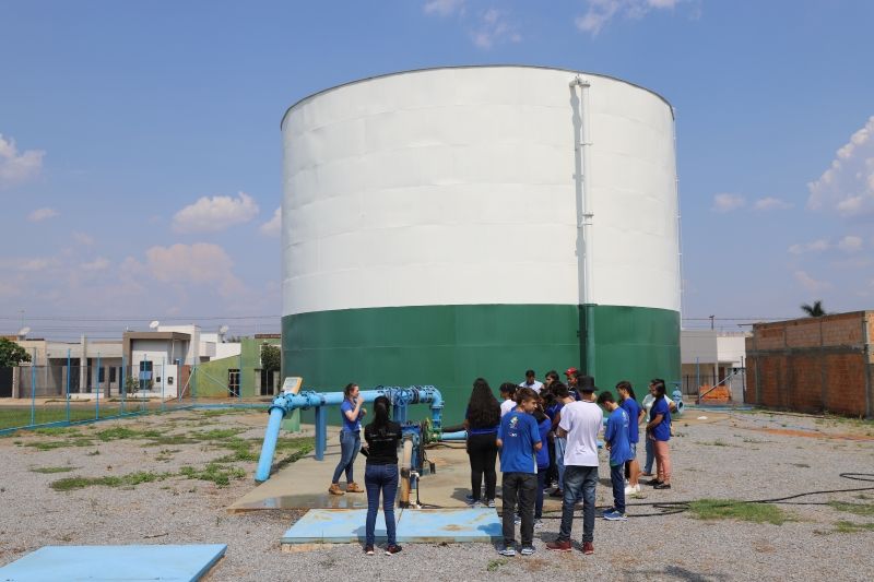 alunos do ensino medio visitam reservatorio de agua no bairro cerrado