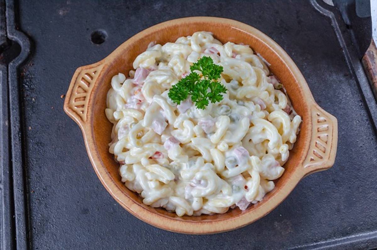 salada de macarrão com frango