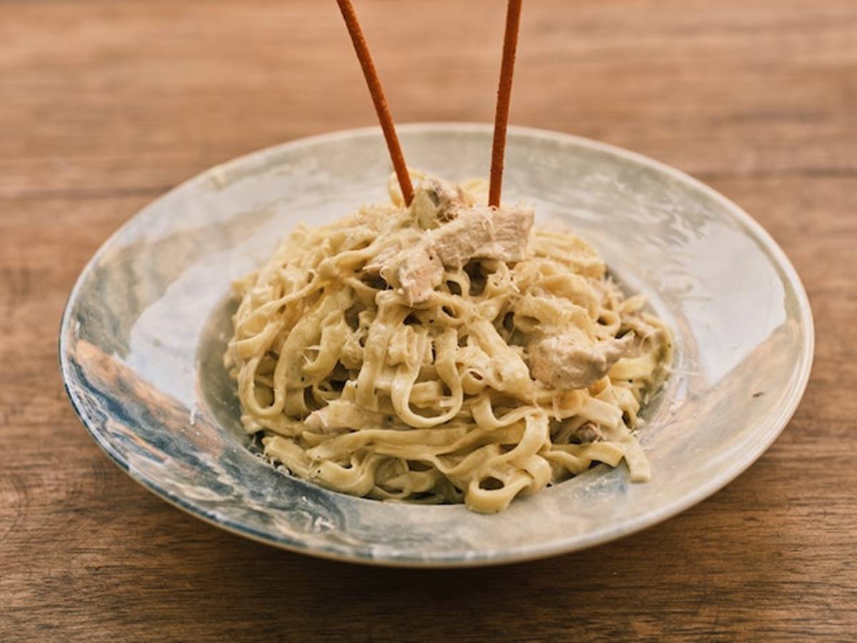 macarrão com frango desfiado