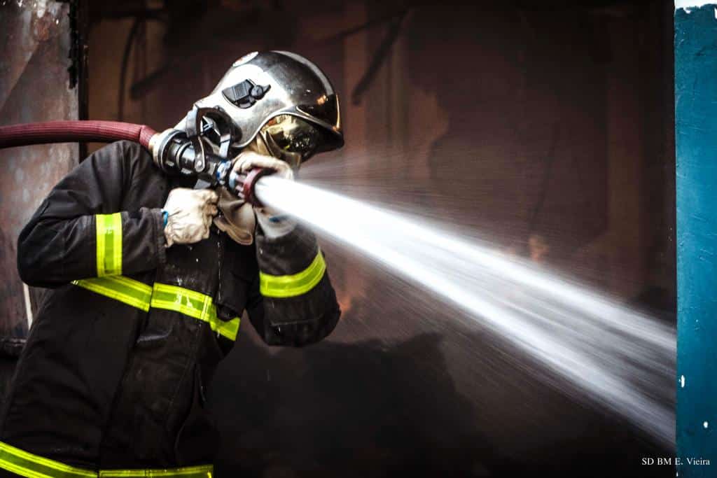 queimadas urbanas - casa queimada - bombeiro - incendio