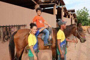 Primeira-dama de MT apoia projeto de equoterapia e melhora a qualidade de vida de crianças com deficiência