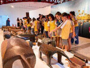 Exposição Bancos indígenas do Brasil recebe estudantes da Rede Municipal de Várzea Grande