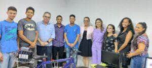 Primeira-dama Virgínia Mendes realizar a primeira entrega de computadores do Programa Recytec