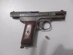 Homem é preso com arma de fogo após causar tumulto em evento de igreja