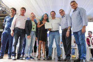 Presidente do MT Par destaca apoio da primeira-dama de MT na entrega de escrituras definitivas de casas