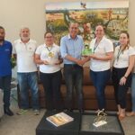 previlucas apresenta premio ao prefeito miguel vaz