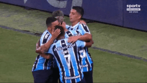 Suárez marca 3 gols no primeiro tempo de sua estreia no Grêmio