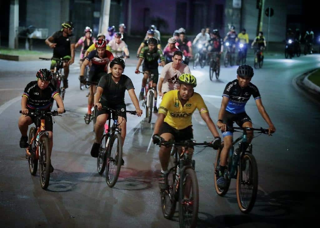 passeio de bicicleta leva centenas de pessoas a pontos turisticos da capital