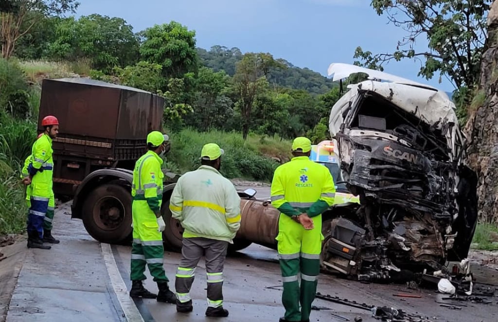 O motorista do caminhão morreu ainda no local. A Polícia Rodoviária Federal (PRF) acionou a Polícia Civil e Instituto Médico Legal (IML), que já estão no local.