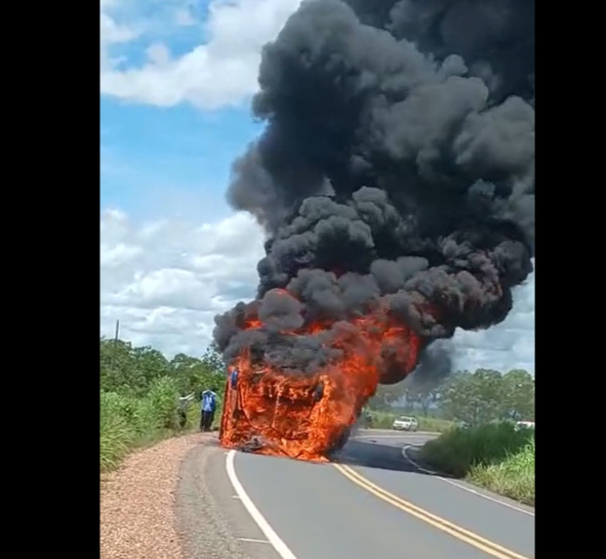 Vídeo mostra ônibus em chamas após acidente envolvendo motocicleta na MT-010