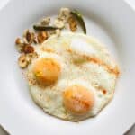 Veja como fazer ovo frito no microondas, saudável e sequinho