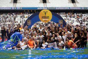 Jogadoras do Corinthians comemoram o bicampeonato da Supercopa Feminina