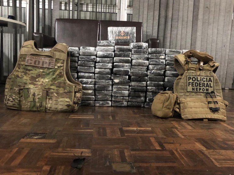 pf e pc pr prendem quatro pessoas com mais de 262 kg de cocaina no porto de paranagua pr