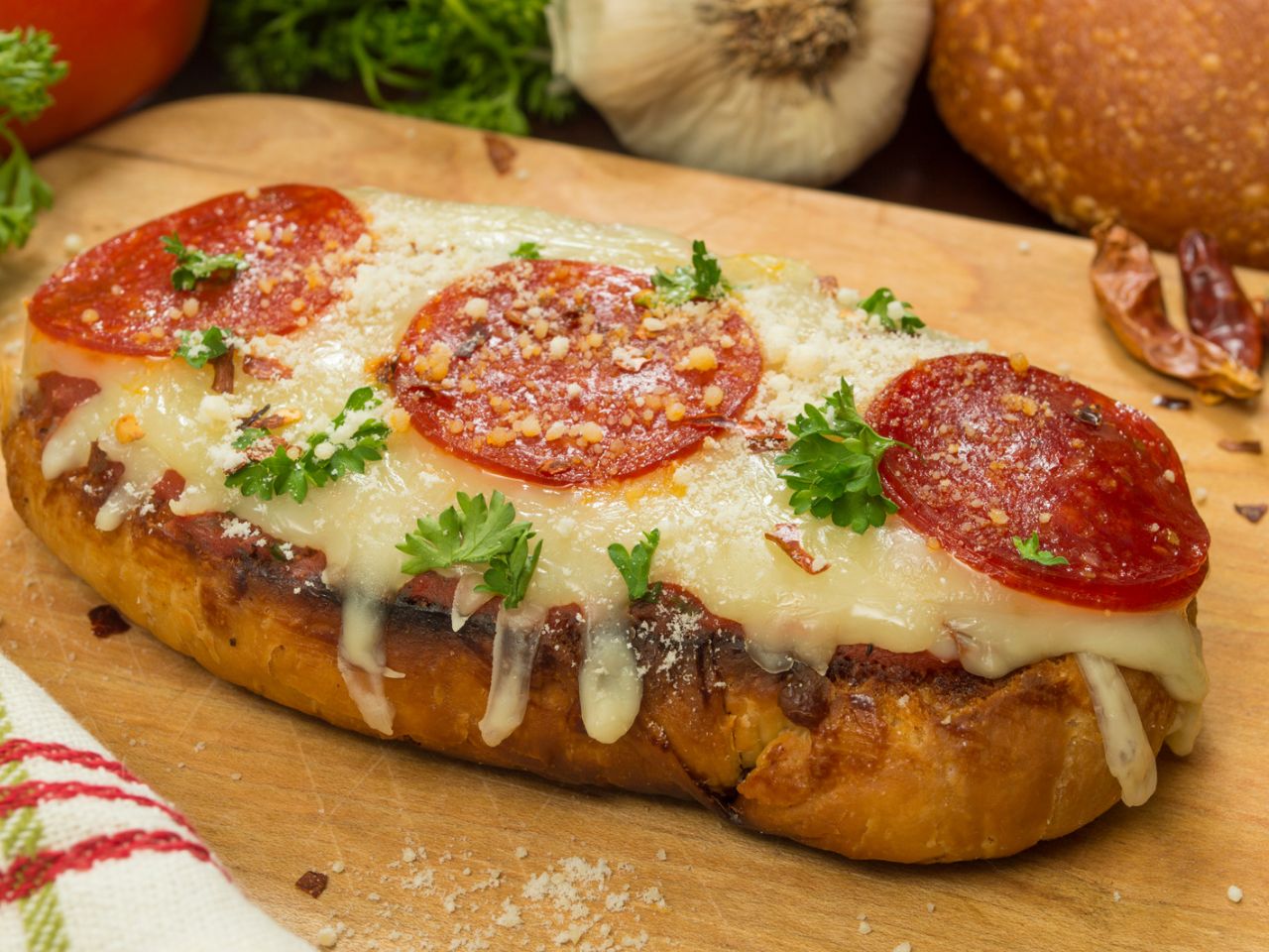 Como fazer pão de calabresa para seus lanches?